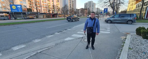 Antun Smerdel kljub slepoti živi sam, si pere, pripravlja hrano in 
pospravlja. 