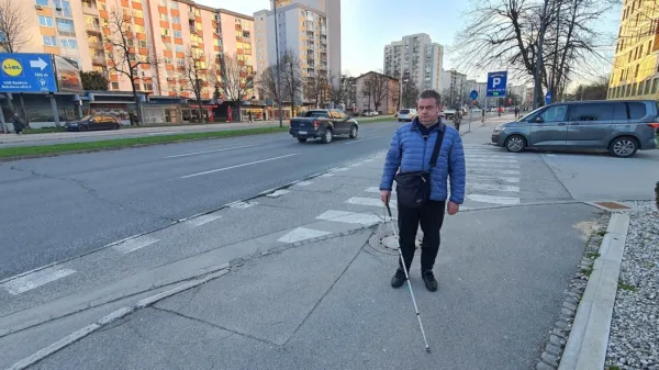 Antun Smerdel kljub slepoti živi sam, si pere, pripravlja hrano in 
pospravlja. 