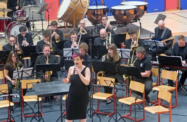 Jazz  punt big band z energično vokalistko Tanjo Srednik.