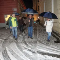 Obiskovalce koncerta v Idriji, ki ga je motilo bobneče grmenje, je 
ob odhodu domov presenetilo nekaj centimetrov sodre z večjimi 
kosi toče vmes.