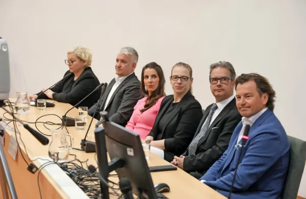 Na okrogli mizi so  poglede na  zaposlovanje  v turizmu izmenjali (z 
leve) Iris Skrt iz Kariernega centra  UP,  Alen Milošević iz Save  
turizma,  Kaja Batagelj iz Postojnske jame,  Karmen Krumpestar iz 
podjetja Red Orbit,  Fedja Pobegajlo iz Turistično-gostinske zbornice in Dominik S. Černjak iz Turistične zveze Slovenije.