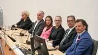 Na okrogli mizi so  poglede na  zaposlovanje  v turizmu izmenjali (z 
leve) Iris Skrt iz Kariernega centra  UP,  Alen Milošević iz Save  
turizma,  Kaja Batagelj iz Postojnske jame,  Karmen Krumpestar iz 
podjetja Red Orbit,  Fedja Pobegajlo iz Turistično-gostinske zbornice in Dominik S. Černjak iz Turistične zveze Slovenije.