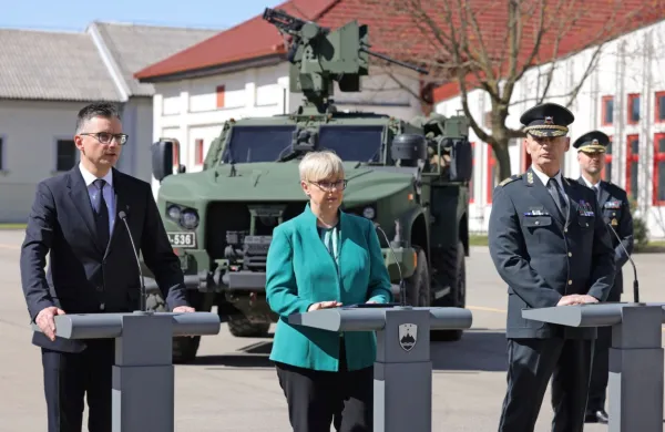 Predsednica republike Nataša Pirc Musar je danes  v Vipavi 
preverjala pripravljenost slovenske vojske.