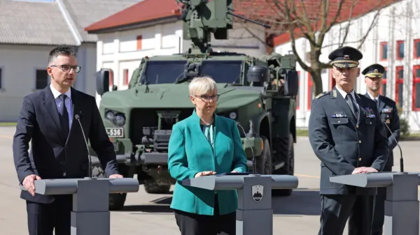 Predsednica republike Nataša Pirc Musar je danes  v Vipavi 
preverjala pripravljenost slovenske vojske.
