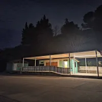 V gostinskem lokalu na Študentu je te dni že opaziti prebujenje 
pred začetkom turistične sezone. 