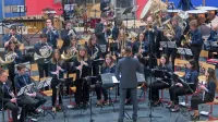 Svež in mladosten Pihalni orkester Tolmin je ustvaril odličen stik 
s publiko.