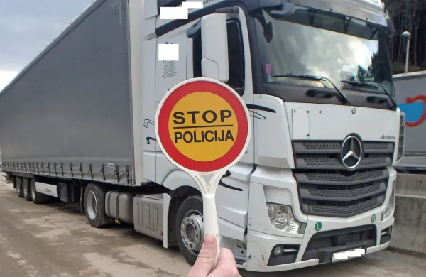 Policisti še  preverjajo  okoliščine  spletne  goljufije,  pri  kateri  so  
kupci  ostali  brez kupnine in  brez  tovornega  vozila  (fotografija  je  
simbolična).