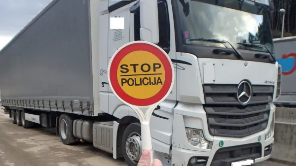 Policisti še  preverjajo  okoliščine  spletne  goljufije,  pri  kateri  so  
kupci  ostali  brez kupnine in  brez  tovornega  vozila  (fotografija  je  
simbolična).