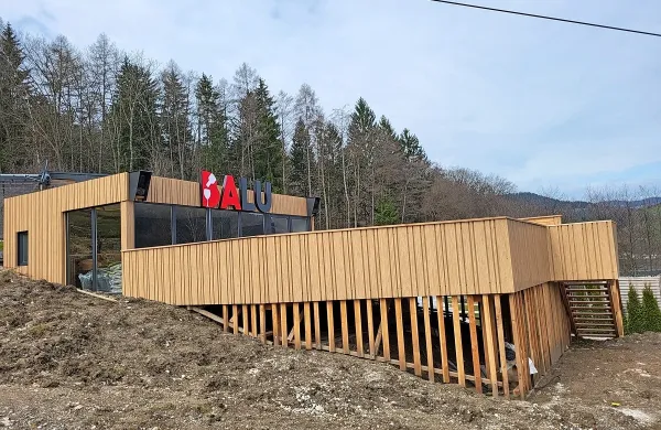 Novi objekt investitorja Luke Basija, ki nima ustreznih dovoljenj.
Zakaj in ali bo sploh lahko ostal na Poseki?