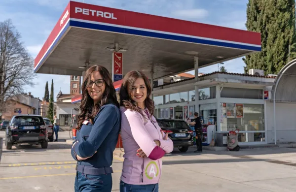 Tja&scaron;a Pi&scaron;ot: Med twirlingom in delom na Petrolu