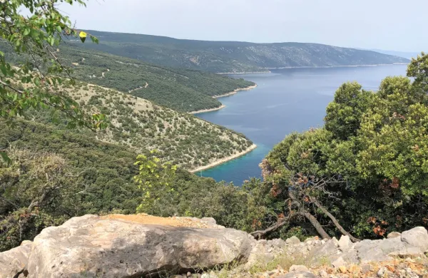 Hrvaška (na fotografiji je Cres) je med Slovenci najbolj priljubljena 
turistična destinacija.