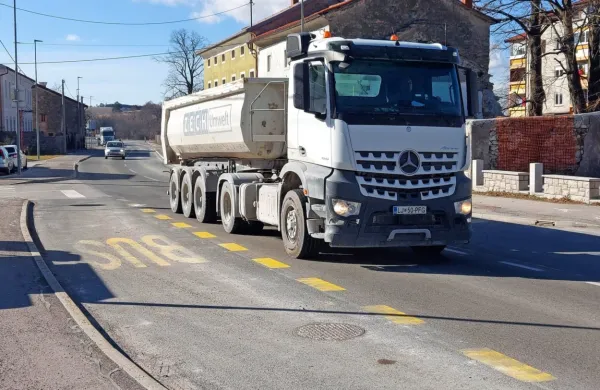 Kljub obljubam, da se bo število tovornjakov, ki od gradbišč 
drugega tira do kamnoloma Laže in obratno vozijo skozi Senožeče, 
najmanj prepolovilo, se to doslej ni zgodilo.