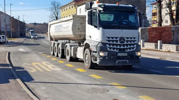 Kljub obljubam, da se bo število tovornjakov, ki od gradbišč 
drugega tira do kamnoloma Laže in obratno vozijo skozi Senožeče, 
najmanj prepolovilo, se to doslej ni zgodilo.
