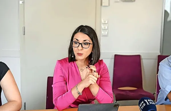 Bo ministrica za digitalno preobrazbo Emilija Stojmenova Duh 
prestala jutrišnjo interpelacijo?