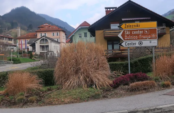 Občina Cerkno je izstopajoč primer nizke zadolženosti, a hitrega razvojnega nazadovanja tudi zaradi strahu pred krediti.