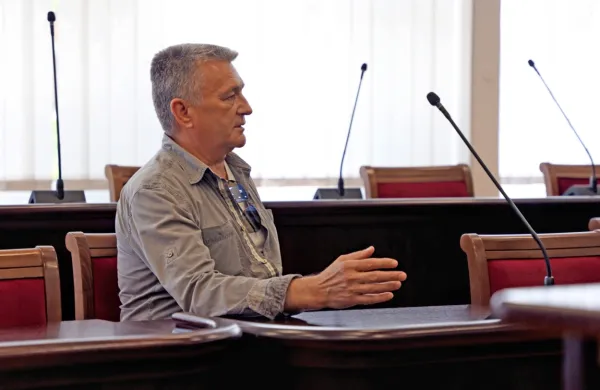 Upokojeni Franjo Keleminović  je  očitke  ves čas zanikal, lani je  
sodišču predlagal, da  bi prisojeno  enoletno  zaporno kazen  prestal  
z  vikend  zaporom    ali hišnim  zaporom, a  mu  na  sodišču niso 
ugodili.  