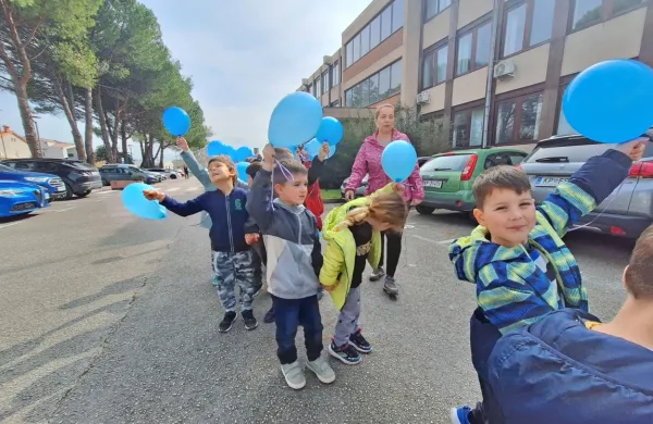 Malčki iz vrtca Polžek Šalara sprehod posvetili ljudem z Downovim sindromom