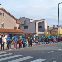 Malčki iz vrtca Polžek Šalara sprehod posvetili ljudem z Downovim sindromom
