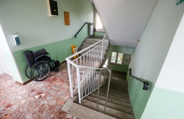 Labirint hodnikov in stopnic je že za zaposlene velik izziv, kaj šele 
za starostnike.