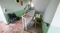 Labirint hodnikov in stopnic je že za zaposlene velik izziv, kaj šele 
za starostnike.