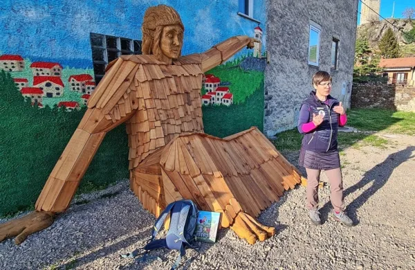  Nina Peče Grilc iz Zavoda Škrateljc pred Velikanom, ki roko 
usmerja v peterokraki stolp v Kubedu. 