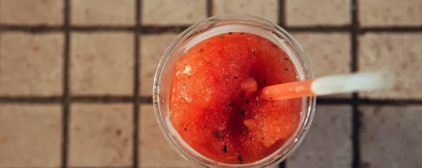 Granita je osvežilna pijača iz sladkorja, vode in različnih arom. 