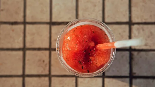 Granita je osvežilna pijača iz sladkorja, vode in različnih arom. 