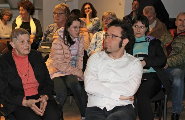Člani literarne sekcije Ris (v ospredju Ana Balantič in Rok 
Šinkovec) so ob povratku na večer poezije pritegnili številčno 
občinstvo.