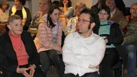 Člani literarne sekcije Ris (v ospredju Ana Balantič in Rok 
Šinkovec) so ob povratku na večer poezije pritegnili številčno 
občinstvo.