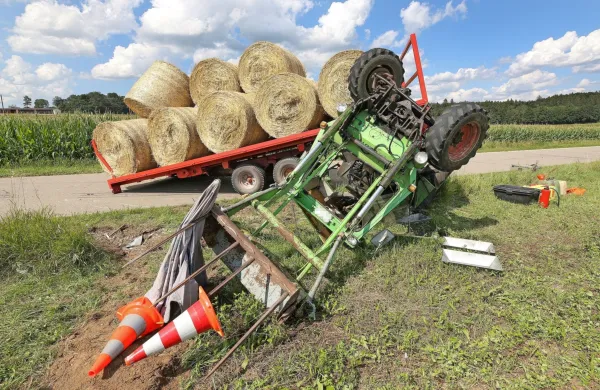 Kabina ali varnostni lok preprečujeta, da bi se ob prevračanju 
traktor  zvrnil na traktorista. 