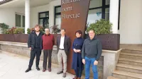  V Hrpeljah se že svetovnega prvenstva v igranji na diatonično harmoniko, ki k njim prihaja po zaslugi aktualnega 
prvaka Marko Vatovca (skrajno levo). Od njega proti desni stojijo Giovanni Finoia, predsednik Amici della Musica 
San Benedetto del Tronto, Giancarlo Ronconi, predsednik združenja AMISAD, županja Občine Hrpelje-Kozina 
Saša Likavec Svetelšek,  in predsednik Društva za kulturo 4  Bellows 4 Tales Maurizio Marchesich.