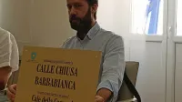 Tablice nagovarjajo v treh jezikovnih verzijah, torej v slovenščini, 
italijanščini in angleščini z izrazi nekdanji, già' in formerly ter 
imenovana, detta, named ter lokalno različico toponima oziroma 
ledinskega imena.