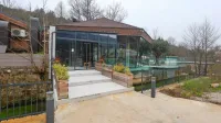 Prenovljena restavracija kompleksa Pri bobrih ob Rižani je zaprta, 
vendar naj bi maja z novim najemnikom odprla vrata. 