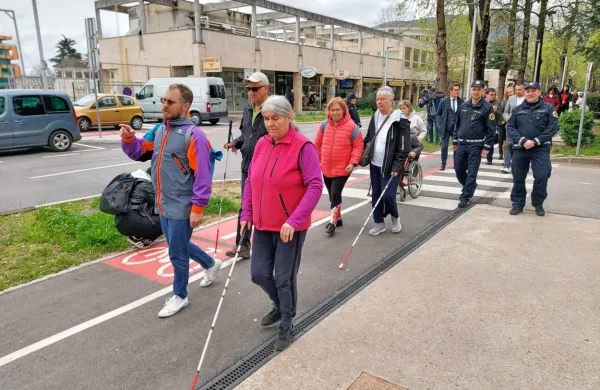 Izzive rešujejo tudi s tiflopedagogom Petrom Rotom (levo), ki je za 
slepe neprecenljiva pomoč. 