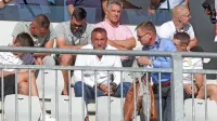 Oliver Bogatinov (v roza majici) na tekmi v Sežani, pod njim sedi 
predsednik FC Koper Ante Guberac