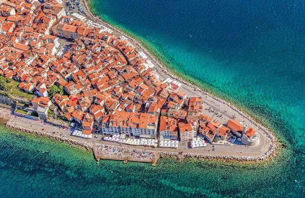 Piranska Punta bo letos naklonjena turistični sezoni in kopalcem, 
ne pa gostinskim terasam. Župan se je namreč odločil, da na javni, 
torej občinski površini ne bo dovolil gostinskih miz. 