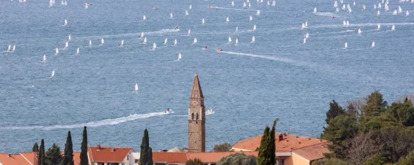 Piranski zaliv so konec tedna v belo obarvala številna jadra.