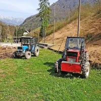 Pri čiščenju so pomagali traktorji.