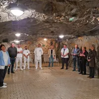 Del zdravljenja kroničnih pljučnih bolnikov v Bolnišnici Sežana 
poteka v naravni kraški jami, ki se nahaja tik za bolnišnico.  