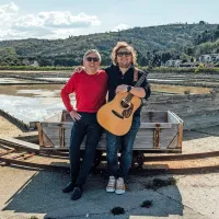 Videospot za skladbo Lepo sta Lean  Kozlar Luigi (desno) in Slavko 
Ivančić  večinoma snemala  v Krajinskem parku Strunjan, na mestu, 
kjer je lepo. 