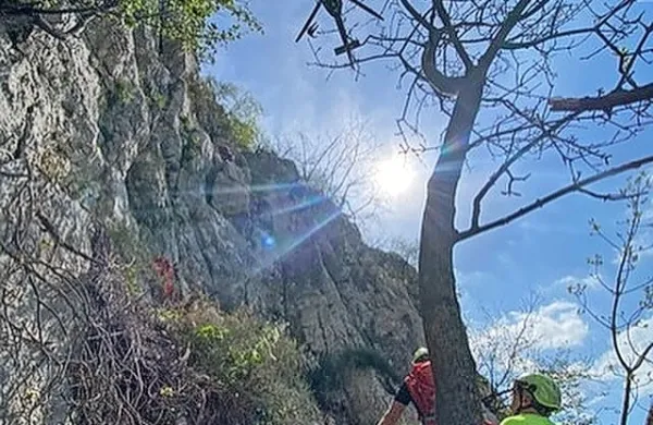 Nesrečna plezalca  so  v dolino  prepeljali  z vojaškim  helikopterjem. 