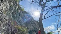 Nesrečna plezalca  so  v dolino  prepeljali  z vojaškim  helikopterjem. 