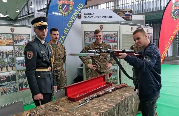 Lani je bilo v stalni sestavi Slovenske vojske novozaposlenih 325 
pripadnikov, za skoraj  tri četrtine več kot ob koncu leta 2022