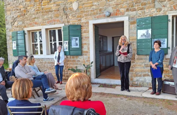 Pred hišo, kjer je najdlje ustvarjal Ciril Kosmač, so v soboto brali iz njegovih del. 