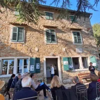 V poslopju, ki se ga je prijelo ima Kosmačeva hiša, so že  v devetdesetih ustvarjali nekateri znani literati.