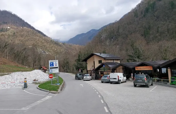 Na parkirišču pri Tolminskih koritih so postavili varovalni nasip, 
okrepčevalnica bo večinoma odprta, korita pa do konca sanacije 
ne. 