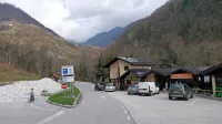 Na parkirišču pri Tolminskih koritih so postavili varovalni nasip, 
okrepčevalnica bo večinoma odprta, korita pa do konca sanacije 
ne. 