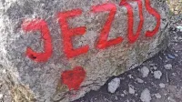 Kakšne namere so vodile grafitarja, da je na 20 skal pod Nanosom 
napisal božje ime. 