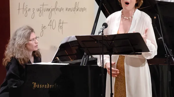 Sopranistka Pia Brodnik in pianistka Aleksandra Ipavec sta se 
odlično ujeli.