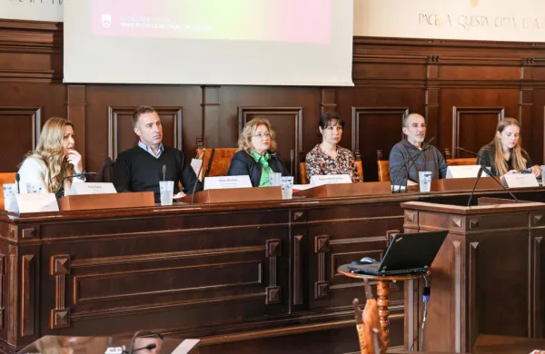 Na okrogli mizi so sodelovali (z leve) Eneja Baloh, Matej Družina, Nataša Valentič Kuštra, Ksenija Balantič, Janez Arh in Liza Levandovska.